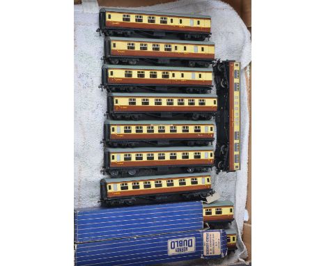 Hornby-Dublo 00 Gauge 3-Rail boxed and unboxed D20 BR WR chocolate and cream Corridor Coaches (10),  Brake/Second (3), First/