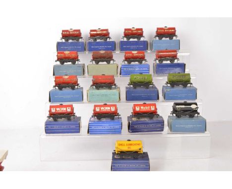 Hornby-Dublo 00 Gauge 3-Rail boxed Oil Tank Wagons (17) Royal Daylight red only (1, in light blue box dated 3-48), Royal Dayl