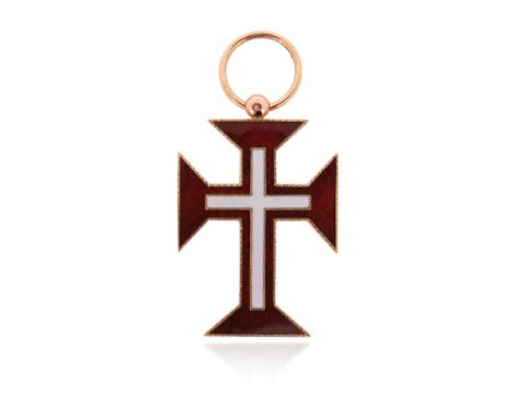 A Portuguese 'Order of Christ' cross pendant, with red and white enamel decoration on gold, 5.5cm high including bale, 7g
