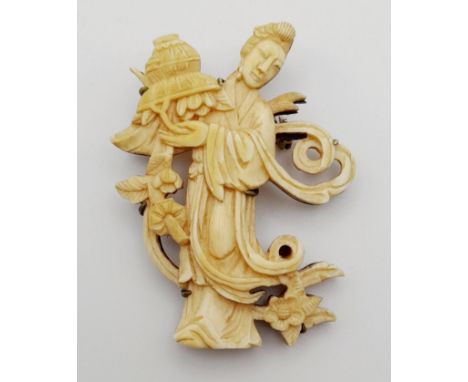 A Japanese Decorative White Resin on Wood Brooch.6 x 4cm 