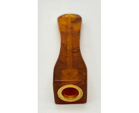 An Art Deco cigarette smoking pipe made of Baltic amber with an 18 K yellow gold inlet ring. Length: 6.5 g. Excellent conditi
