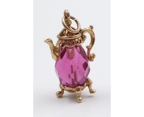 A 9 K yellow gold charm/pendant of a water jug. Beautifully engraved and hallmarked with a faceted amethyst body. height: 25 