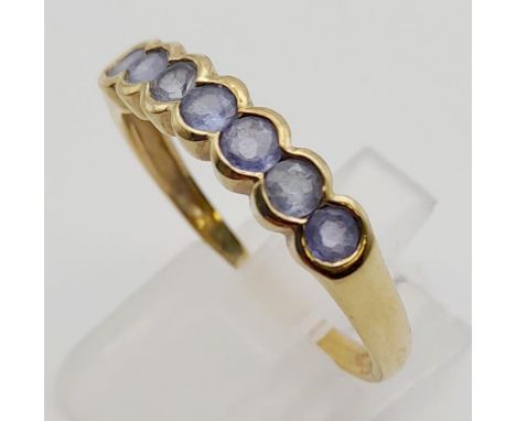 A 9K Yellow Gold Seven-Stone Amethyst Ring. Size W.2.3g. 