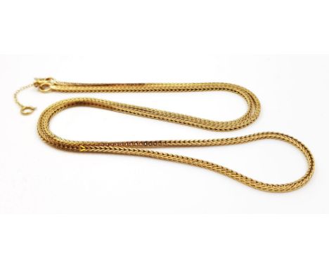 A 9 K yellow gold (fully hallmarked) herringbone chain with safety chain. Excellent condition. Length: 59.5 cm, weight: 10.03