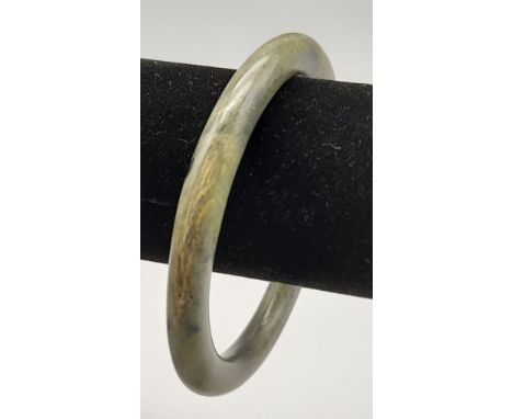 A smooth green jade bangle. Inner diameter: 58 mm, weight: 35.91 g. 