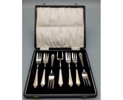 A Set of Six Pastry Desert Spoons with Serving Fork. Hallmarks for Birmingham 1928. 136g total weight.12cm. Comes in original