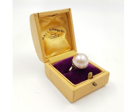 A Vintage 18K White Gold Natural Pearl Ring. A beautiful large cabochon centre pearl. Size N. 4.49g.Comes in original box. 