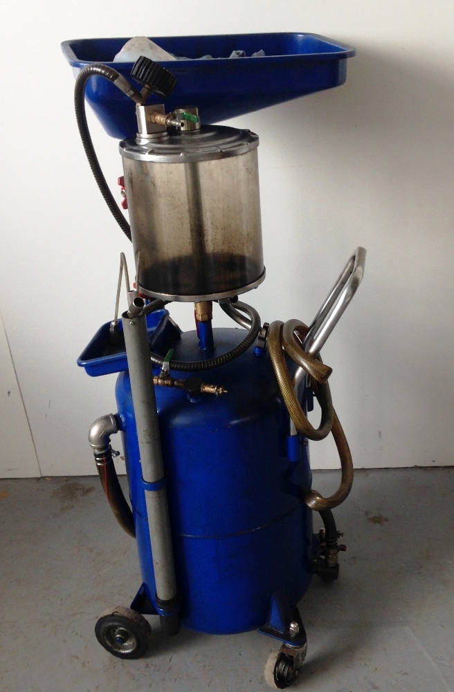 SNAPON BLUEPOINT OIL DRAINER AND EXTRACTOR UNIT VAT Vat is charged