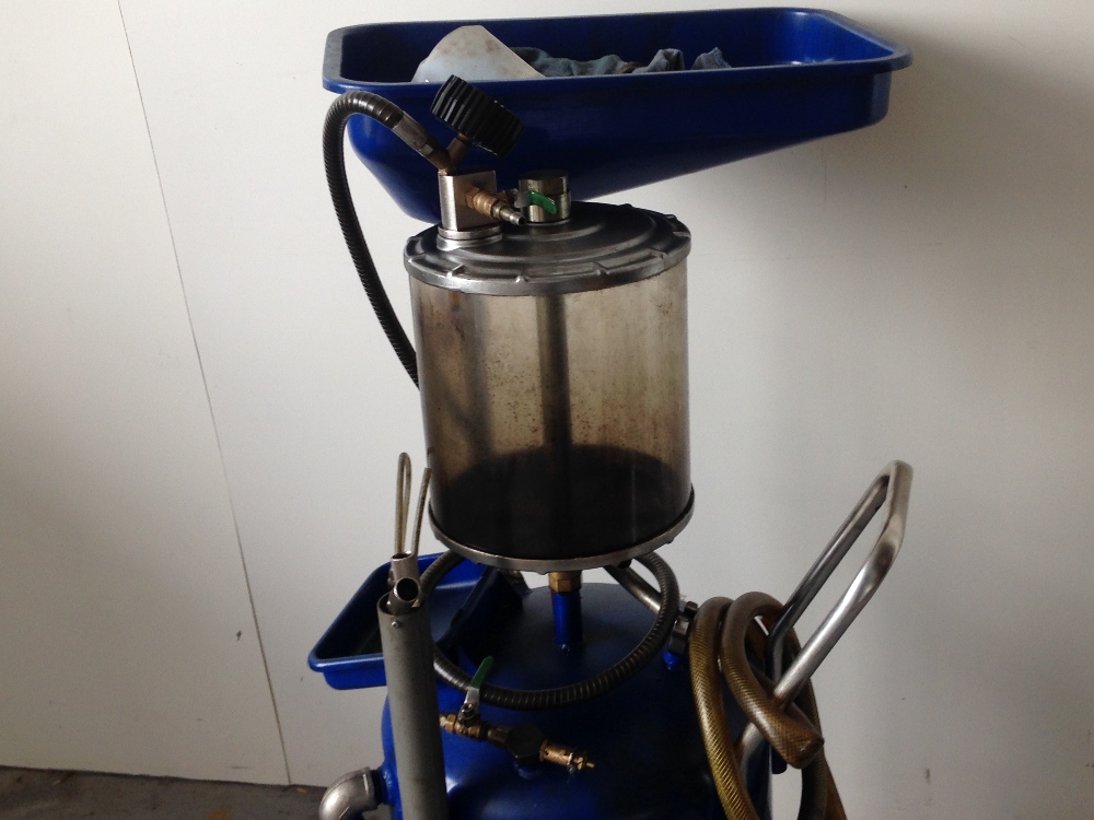 SNAPON BLUEPOINT OIL DRAINER AND EXTRACTOR UNIT VAT Vat is charged