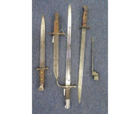 Great War bayonets. All lack scabbards. 1) WW1 Turkish Model 1887 sword bayonet. Toughera of Ben Hamid II, hook quillon. Turk