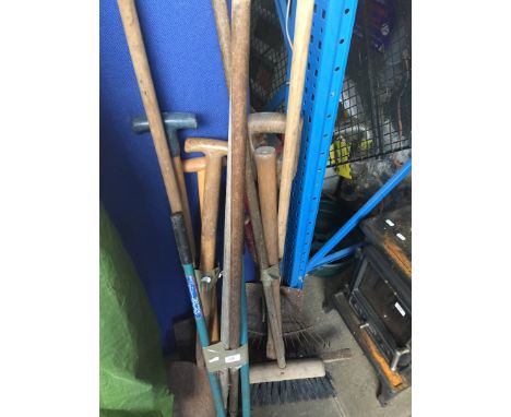 Various garden tools 
