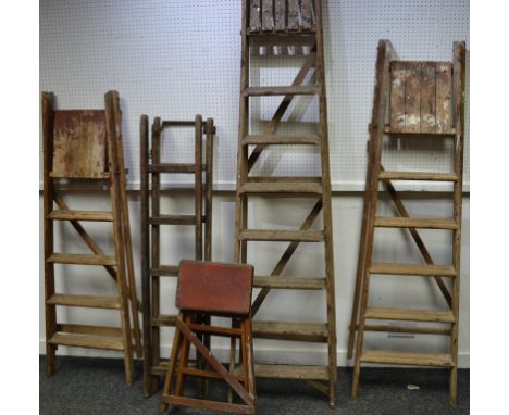 Four vintage wooden step ladders; a wooden ladder (5)
