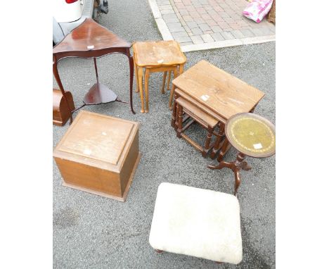 Assortment of smaller furniture items to include 20th century oak nest of 3 tables, mahogany tripod occasional table, walnut 