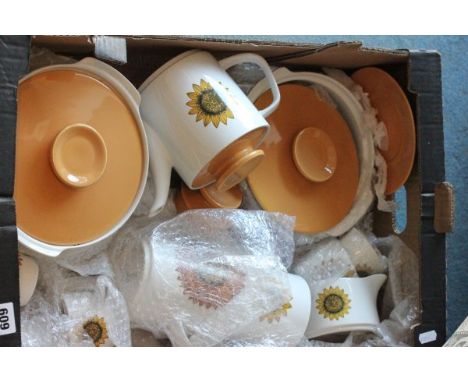 J & G Meakin (Retro) 'Palma' Set, 26 pieces including: Coffee Pot & Lid, Teapot & Lid (nibbled spout), 2 Tureens & Lids, Grav