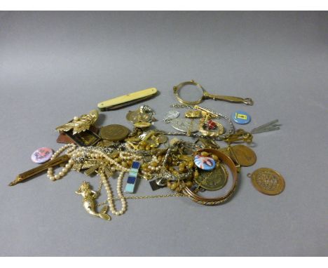 Box of Collectables including Army Badges, Pen Knives, etc