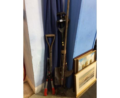 A quantity of garden tools