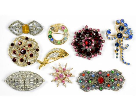 A SMALL COLLECTION OF VINTAGE, MAINLY NORTH AMERICAN COSTUME JEWELLERY INCLUDING A DIAMANTE DOUBLE CLIP