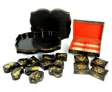 A SET OF 18TH CENTURY ENGLISH BLACK JAPANNED BOXES, THE LID OF THE LARGEST DECORATED WITH A ORIENTAL MAN AND BIRD, 19CM W AND
