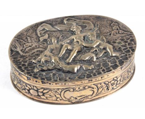 A DECORATIVE CONTINENTAL SILVER OVAL SNUFF BOX, THE LID EMBOSSED WITH NEPTUNE, 10CM W, SPURIOUS 18TH CENTURY MARKS, EARLY 20T