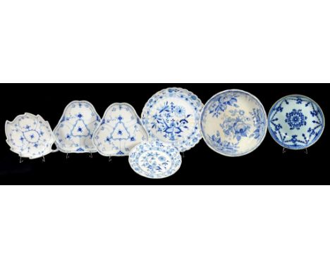 AN ENGLISH DELFTWARE BOWL PAINTED IN COBALT WITH SWAGS IN DIAPER BORDER AND OCHRE RIM, 22.5CM DIAM, CIRCA 1770, A 19TH CENTUR