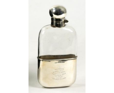 A VICTORIAN SILVER MOUNTED GLASS HIP FLASK WITH DETACHABLE SILVER CUP, 14.5CM H, LONDON 1889