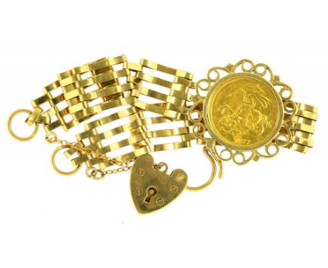 A 9CT GOLD GATE BRACELET SET WITH A COMMEMORATIVE GOLD MEDAL - QUEEN ELIZABETH II ROYAL SILVER JUBILEE, WITH 9CT GOLD PADLOCK