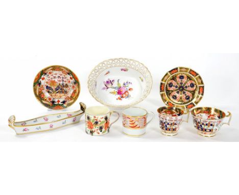 A CHAMBERLAIN WORCESTER PEN TRAY PAINTED WITH SCATTERED ROSES, 21CM L, PRINTED MARK, CIRCA 1820 (ONE HANDLE REPAIRED), A SPOD