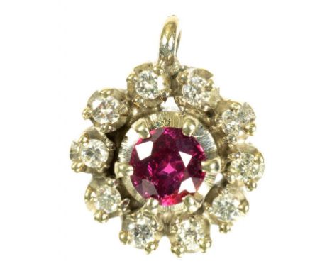 A RUBY AND DIAMOND CLUSTER PENDANT IN WHITE GOLD, 2.7G