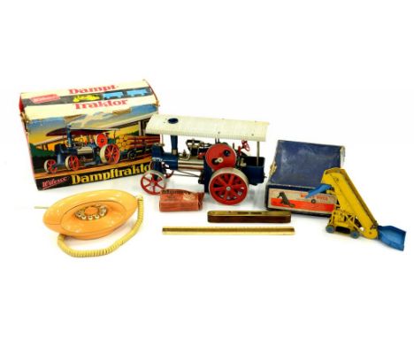 A WILESCO LIVE STEAM MODEL TRACTION ENGINE, 30CM L, BOXED, A DINKY DIE CAST ELEVATOR LOADER, NUMBER 564, A 1980'S BEIGE BOAT 