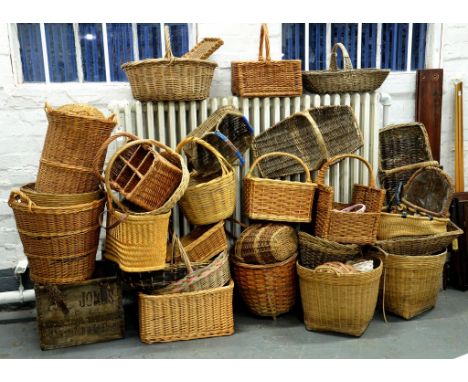 A QUANTITY OF VINTAGE WICKER BASKETS (35 APPROX)