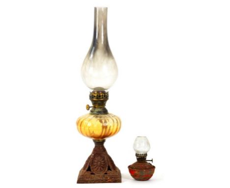 A VICTORIAN CAST IRON OIL LAMP WITH GLASS FOUNT, 26CM H, AND A SMALLER LAMP