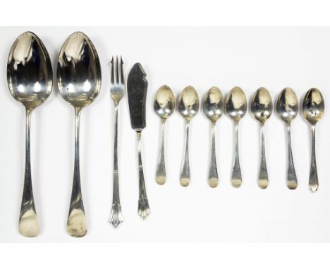 A PAIR OF GEORGE V SILVER TABLE SPOONS, OLD ENGLISH PATTERN, SHEFFIELD 1921 AND A SMALL QUANTITY OF OTHER SILVER FLATWARE, 9O