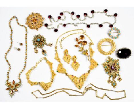 A SMALL COLLECTION OF VINTAGE COSTUME JEWELLERY