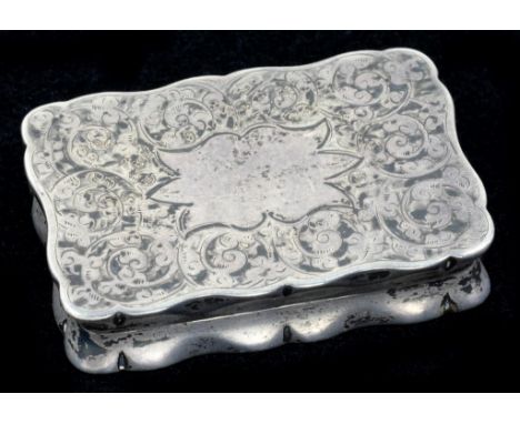 A VICTORIAN SILVER SNUFF BOX ENGRAVED WITH SCROLLING FOLIAGE, 5.7CM W, BIRMINGHAM 1896, 1OZ 5DWTS