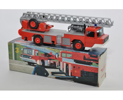 Scarce GAMA 1/50 Maggie Deutz IVeco 4X4 Extending Ladder Fire Truck. NM in E Box.