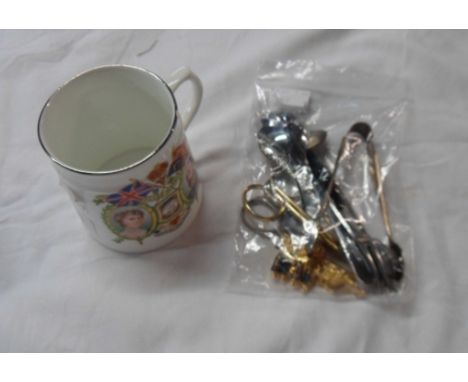 A bag containing a quantity of collectable items including scissors, button hook, keyrings, etc. - sold with a 1935 Silver Ju