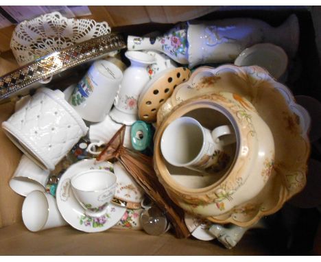 A box containing a quantity of ceramic, glass and other collectable items including Crown Ducal bowl and potpourri, Royal Wor