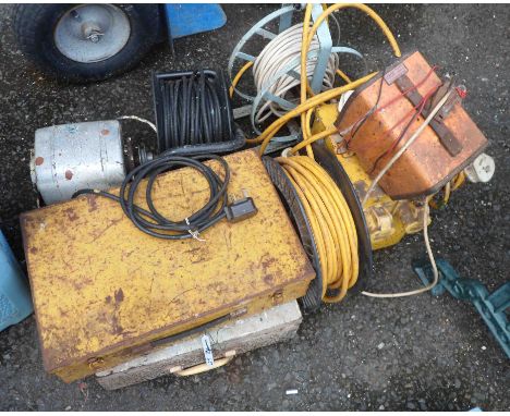 A quantity of assorted power tools including vintage and later cable reels, 110v transformer and cable, Makita angle grinder,