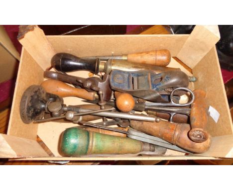 A box containing a quantity of assorted tools including hand vice, Record No. 0102 plane, etc.