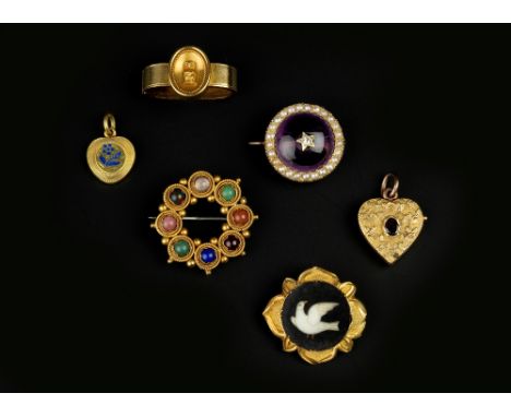 A COLLECTION OF ANTIQUE JEWELLERY, comprising a hardstone circlet brooch, the vari-coloured hardstone cabochons in bead and r
