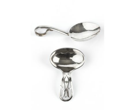 A SILVER ARTS &amp; CRAFTS STYLE CADDY SPOON, the handle pierced with a stylised harebell by Robert Pringle &amp; Sons, Londo