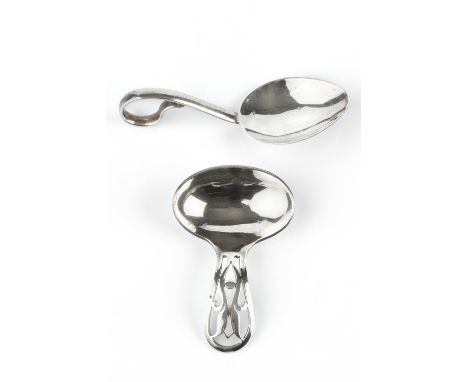 A SILVER ARTS &amp; CRAFTS STYLE CADDY SPOON, the handle pierced with a stylised harebell by Robert Pringle &amp; Sons, Londo