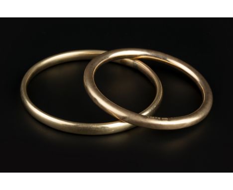 A 9CT GOLD SLAVE BANGLE, of plain hollow form, with Chester hallmark and maker's mark 'H.G &amp; S', and a further yellow met