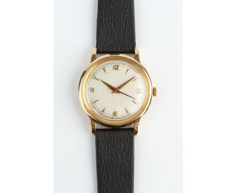 A GENTLEMAN'S 18CT GOLD CASED WRISTWATCH BY BAUME &amp; MERCIER, the circular dial with Arabic quarters, arrowhead markers an