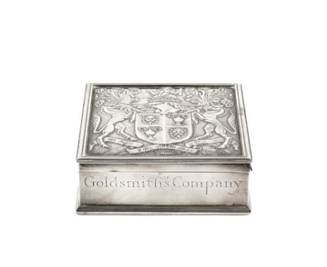 A SILVER SQUARE SECTION CIGARETTE BOX, the lid relief decorated with the arms of the Goldsmith's Company, the sides inscribed