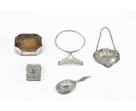 A GEORGIAN SILVER MOUNTED AGATE SNUFF BOX of canted rectangular form, 6cm wide (AF); a George III silver decanter label for P