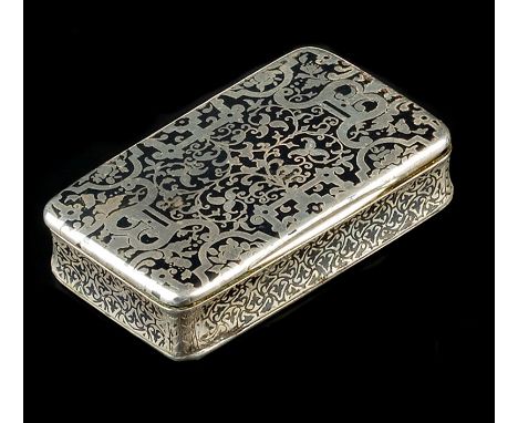 A LATE 19TH CENTURY FRENCH SILVER AND NIELLO RECTANGULAR SNUFF BOX, decorated with stylised scrolling foliage, 8.2cm long