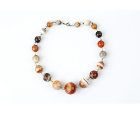 A BANDED AGATE BEAD NECKLACE, the graduated agate beads with faceted spacers between, together with a ribbon bow brooch, (ada