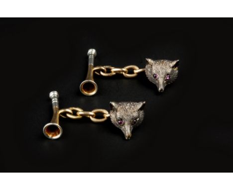 A PAIR OF EDWARDIAN NOVELTY CUFFLINKS, each modelled as a fox's mask and bugle, with chain-link fittings between and cabochon