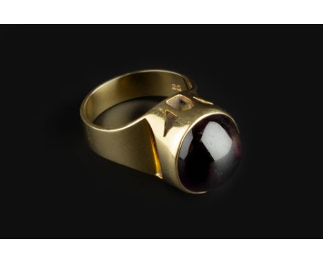 AN AMETHYST SINGLE STONE RING, the oval cabochon amethyst in abstract collet setting, to a tapered band, 18ct gold mounted, h